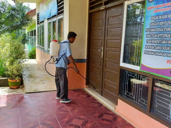 Antisipasi Covid-19 Sekolah SMP N 2 Sungai Keruh Disemprot Disinfektan